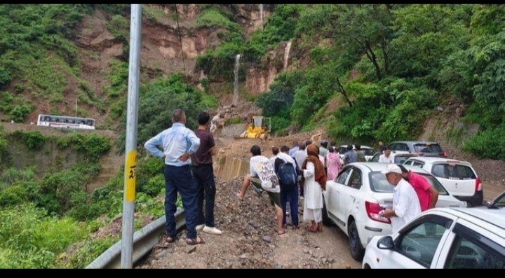 भटियात में पहाड़ी दरकी, लाहड़ू–सिंहुन्ता सड़क पर मलबा गिरने से आवाजाही रुकी।